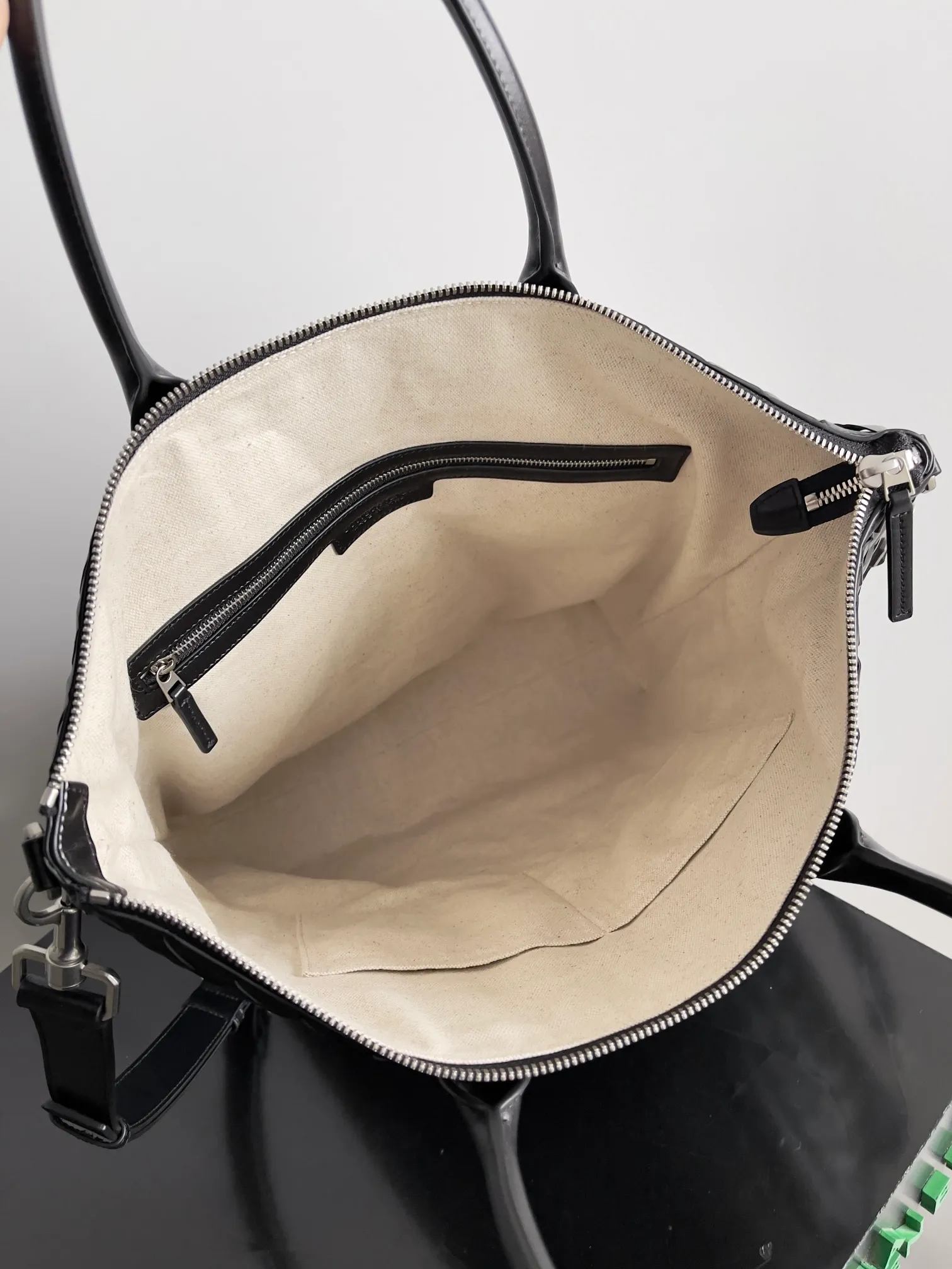 Batch 2520 BOTTEGA VENETA Bottega Veneta's 2025 new men's Intrecciato woven soft briefcase, the advanced version of the briefcase is officially launched. The classic calfskin weave has a gentle and generous style, which not only reduces the seriousness of work but also reflects taste. The large-capacity design takes into account the need of many men to go out to work, reducing the trouble of carrying multiple bags when going out. Small items such as computers and pens are all stored at once. The bag body is equipped with detachable shoulder straps on both sides, so one bag can be carried multiple times, reducing the burden on shoulders. Style number: 815783 Size: 39*33.5*8.5cm